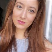 Profesora titulada en filología hispánica con el Máster de Profesorado en secundaria.